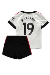 Manchester United Raphael Varane #19 Babyklær Borte Fotballdrakt til barn 2022-23 Korte ermer (+ Korte bukser)